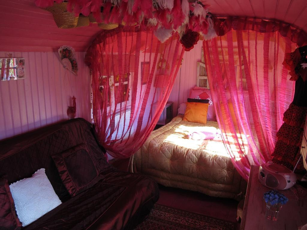 La Roulotte De Lola - Chambre D'Hotes La Celle  Exterior foto
